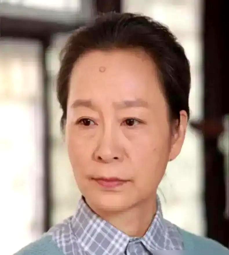 奚美娟把儿子带大十八年，生日当天递上纽约大学录取信的同时也摊开亲子鉴定，文件里“