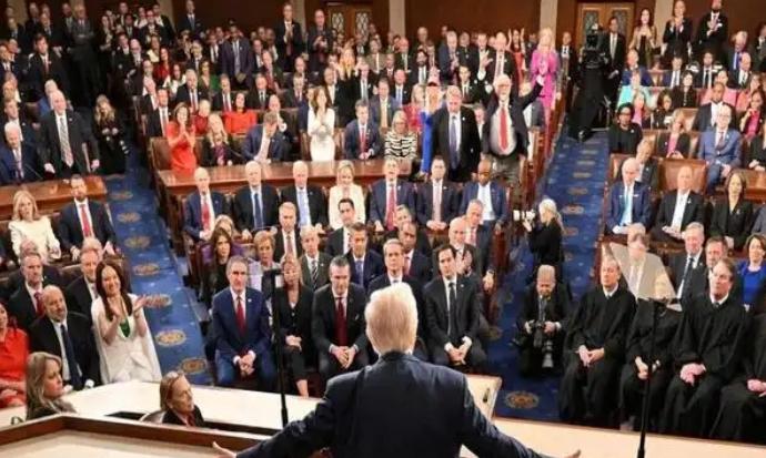 美国内部一场投票落下帷幕，53:47的结果算不上一边倒，却搅动了美国的政治格局。