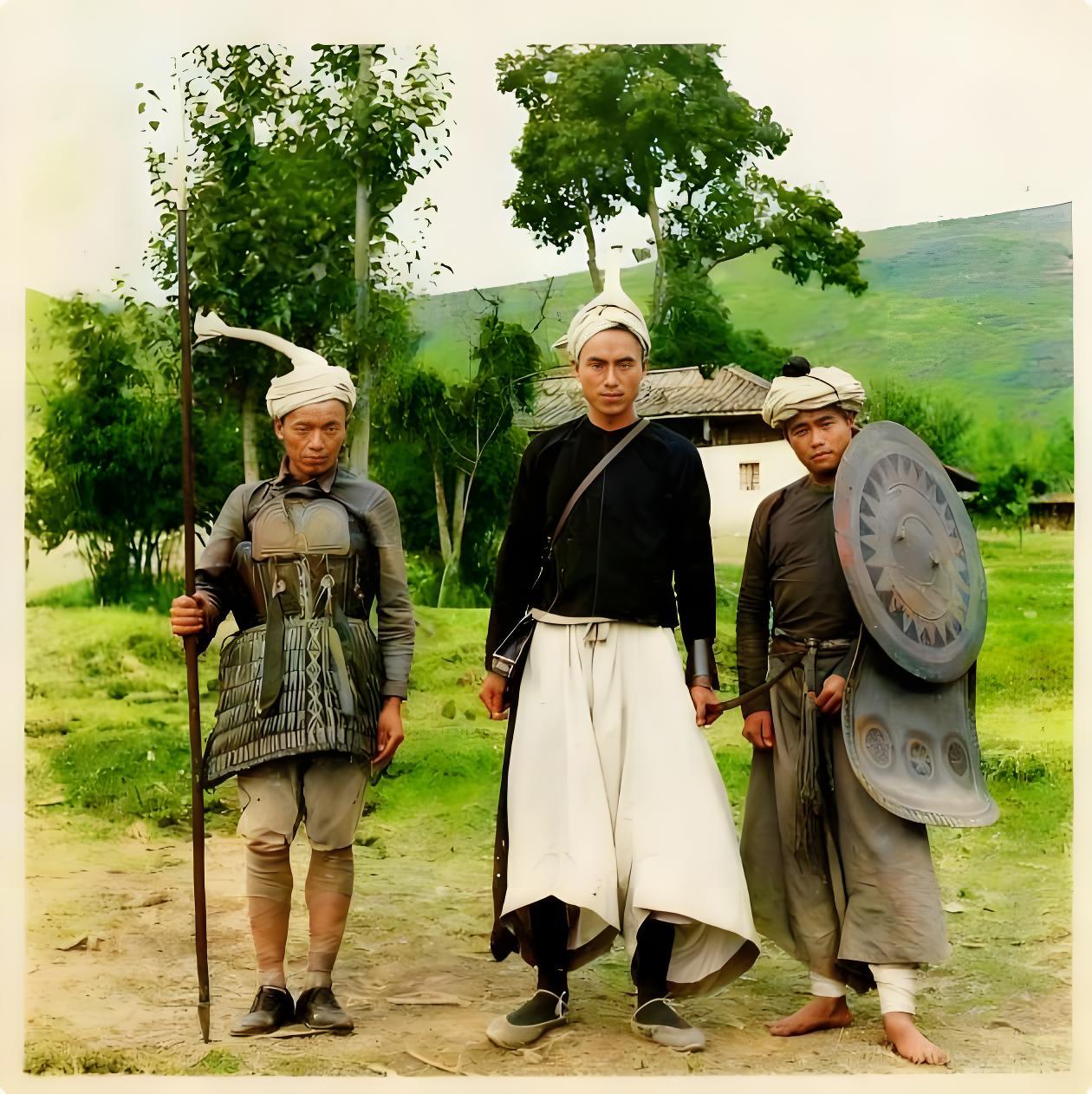 这张摄于1930年的老照片，川滇交界的深山腹地，三位男子的装扮与姿态，恍若从古代