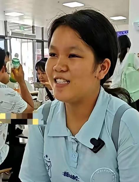 广西有个女孩，叫陆思凤，她拿到医科大学录取通知书那天，养大她的二叔，一个大男人，