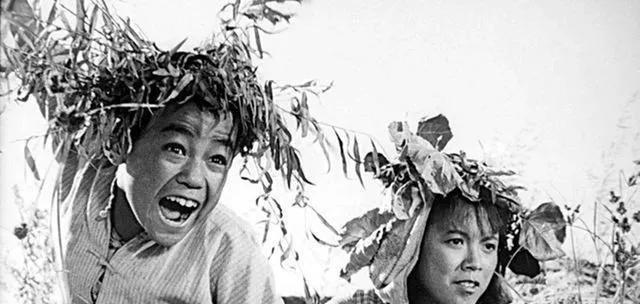 1943年，一个少年被鬼子抓去搬弹药，趁着鬼子不注意时，少年竟扛着弹药箱拐进了一