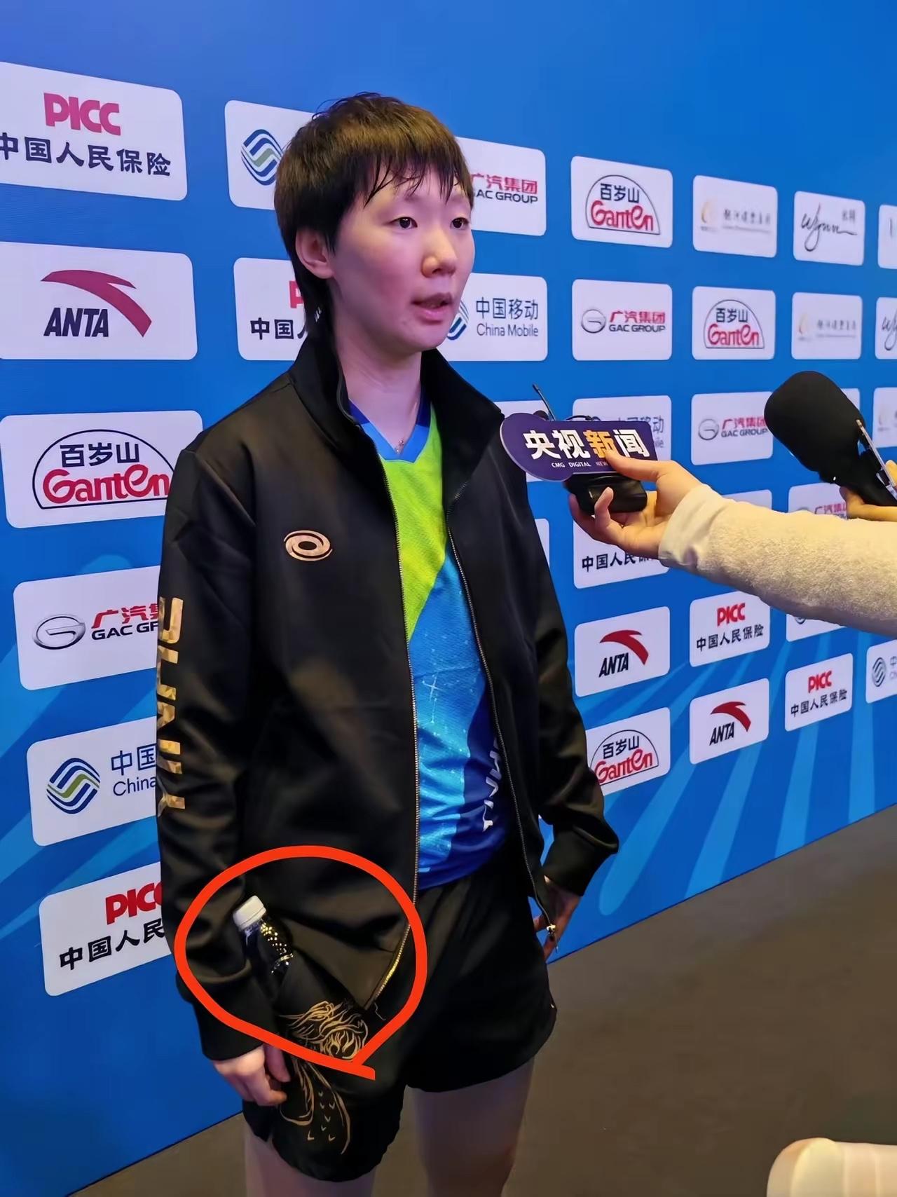 在比赛现场的观众们，拍到了曼昱采访的画面就这一个不经意的动作，再次证明了她的人