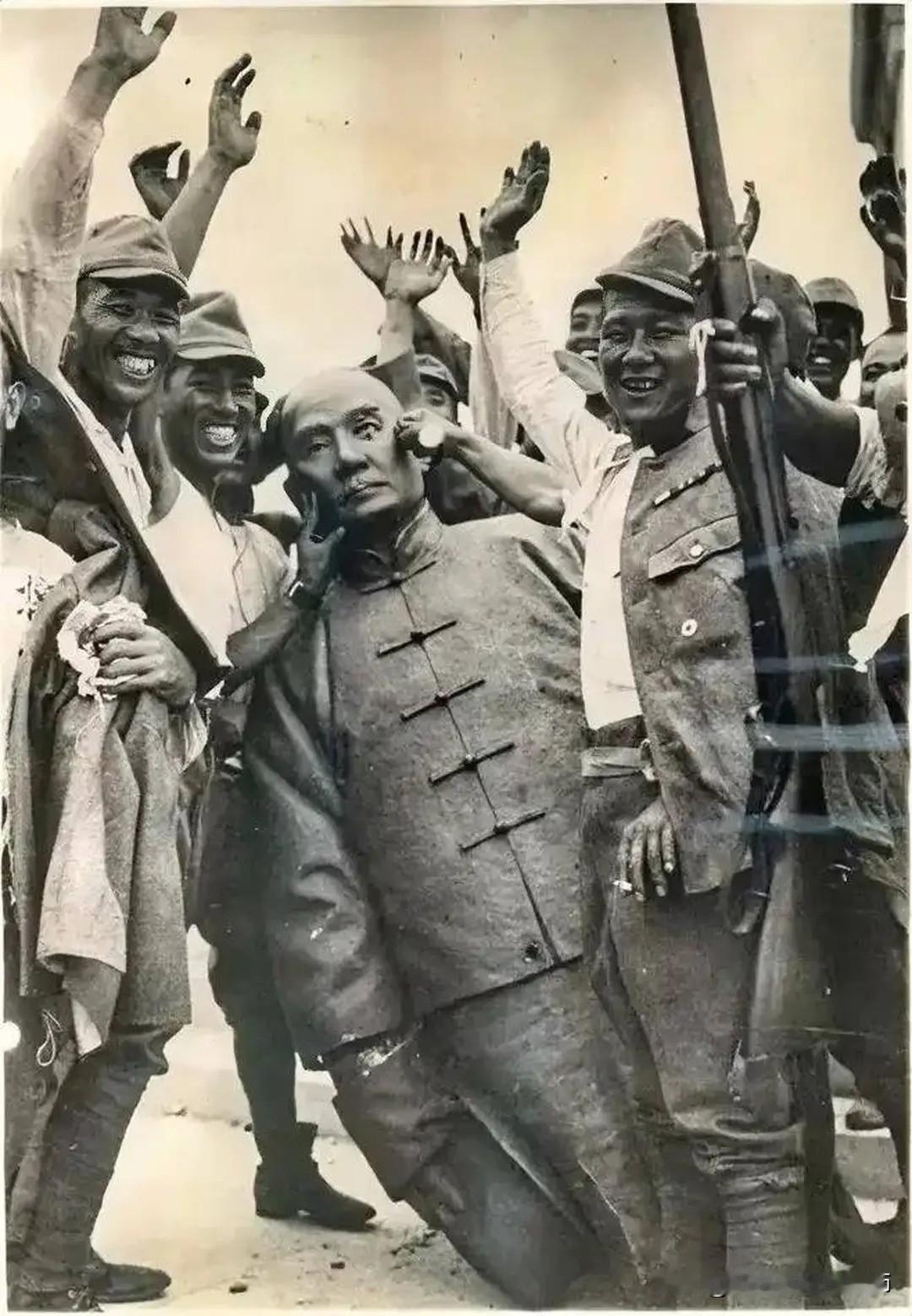 二战中，日本兵推倒孙中山铜像！现在，在岛内，孙中山铜像也被频频推倒！