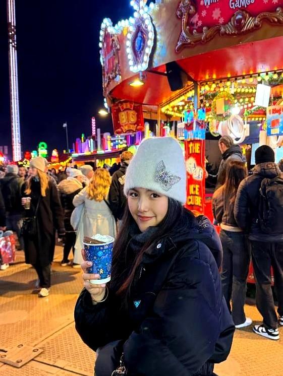 在英国偶遇王诗龄逛夜市，画面太美丽，穿搭比妈妈给的好看百倍！这身行头真能打—