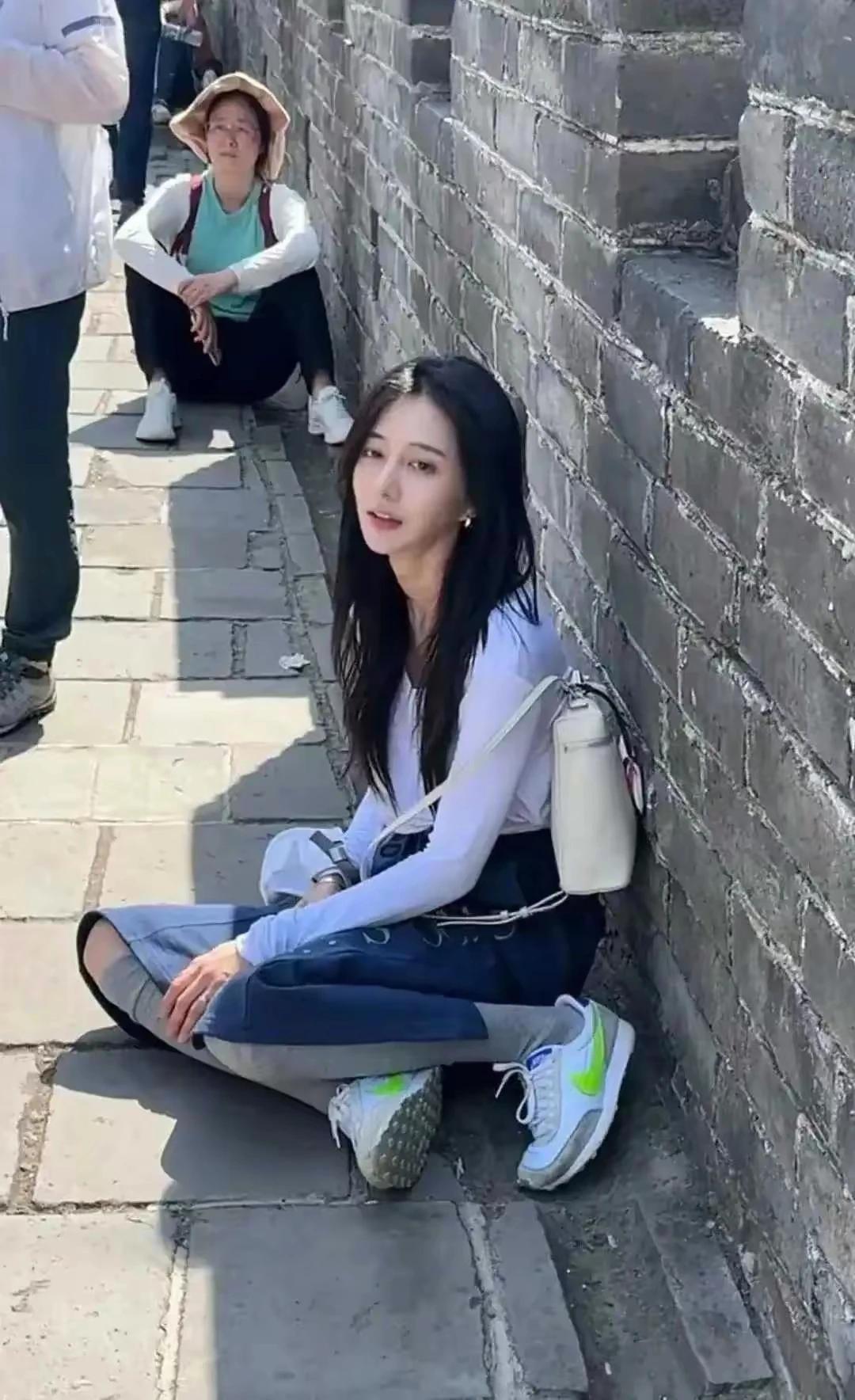 长城是爬上去了。看把美女给累的，我好心疼啊。