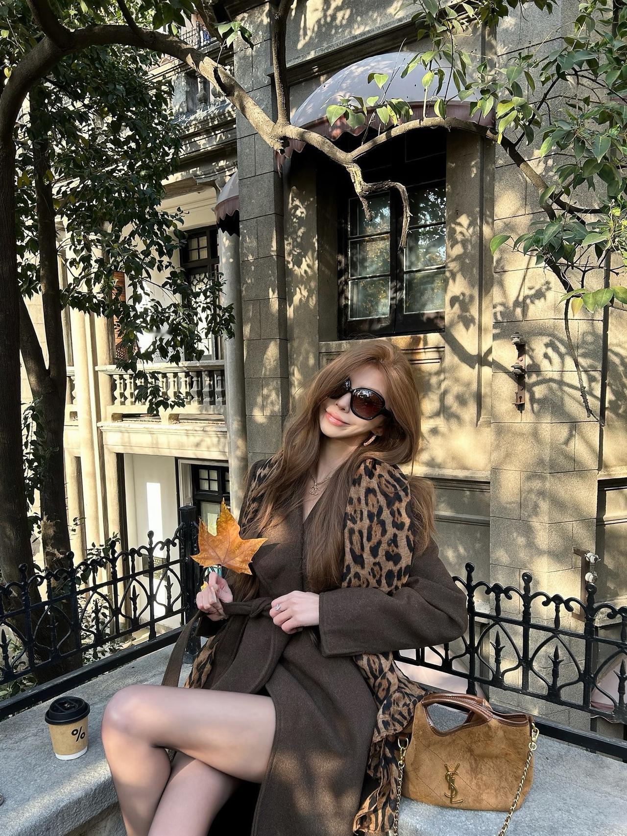 秋日慵懒时光，落叶与咖啡相伴的惬意午后。