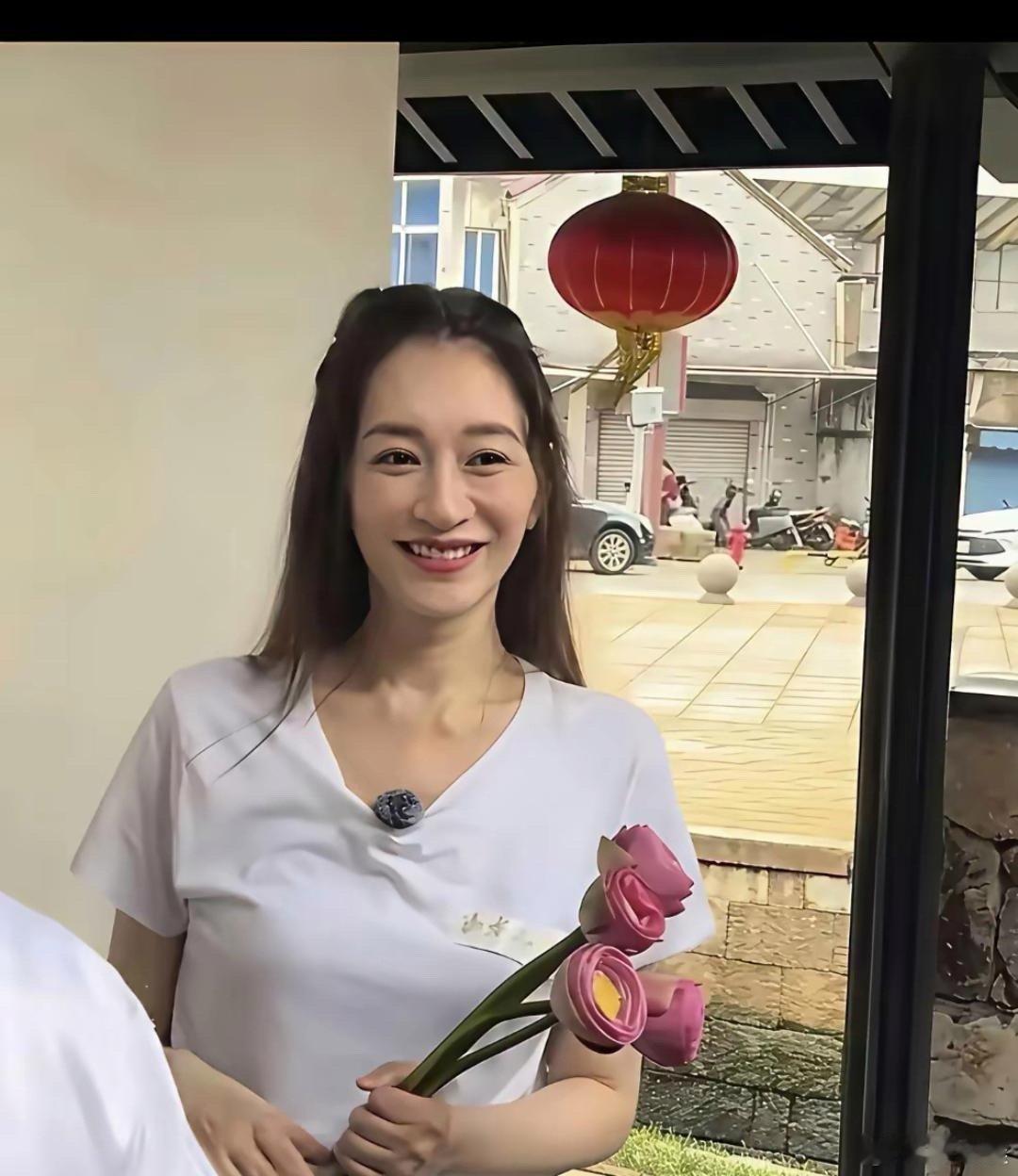 49岁李小冉状态好到离谱，皮肤白皙、发量浓密、气色红润，身材紧致得像29岁！