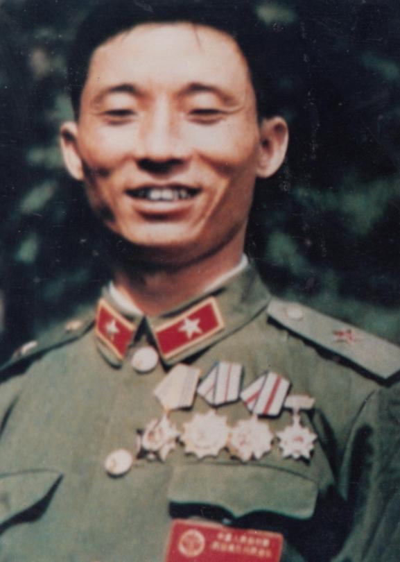 1978年底，26岁的副连长刘保健回家探亲，父母催婚催得急，他硬着头皮相亲，却在