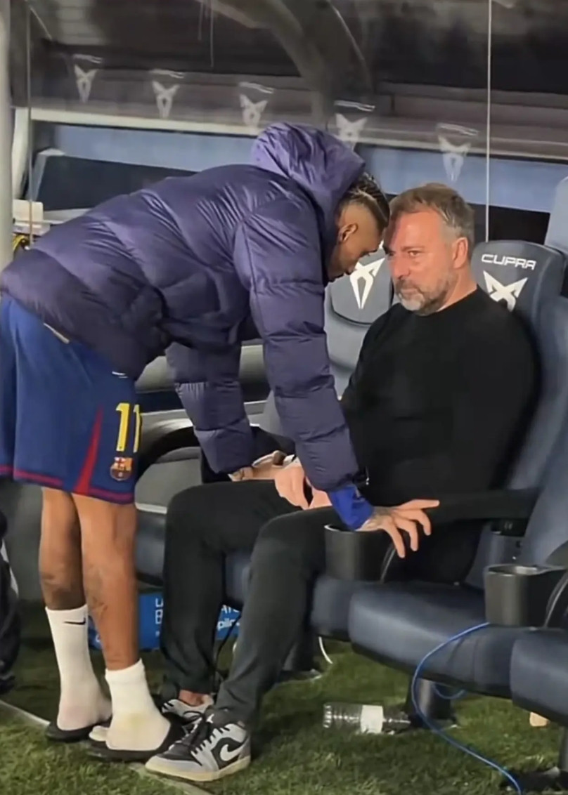 在巴塞罗那3-1战胜阿拉维斯后，主教练弗里克显得有些落寞！就在昨晚西甲的比赛