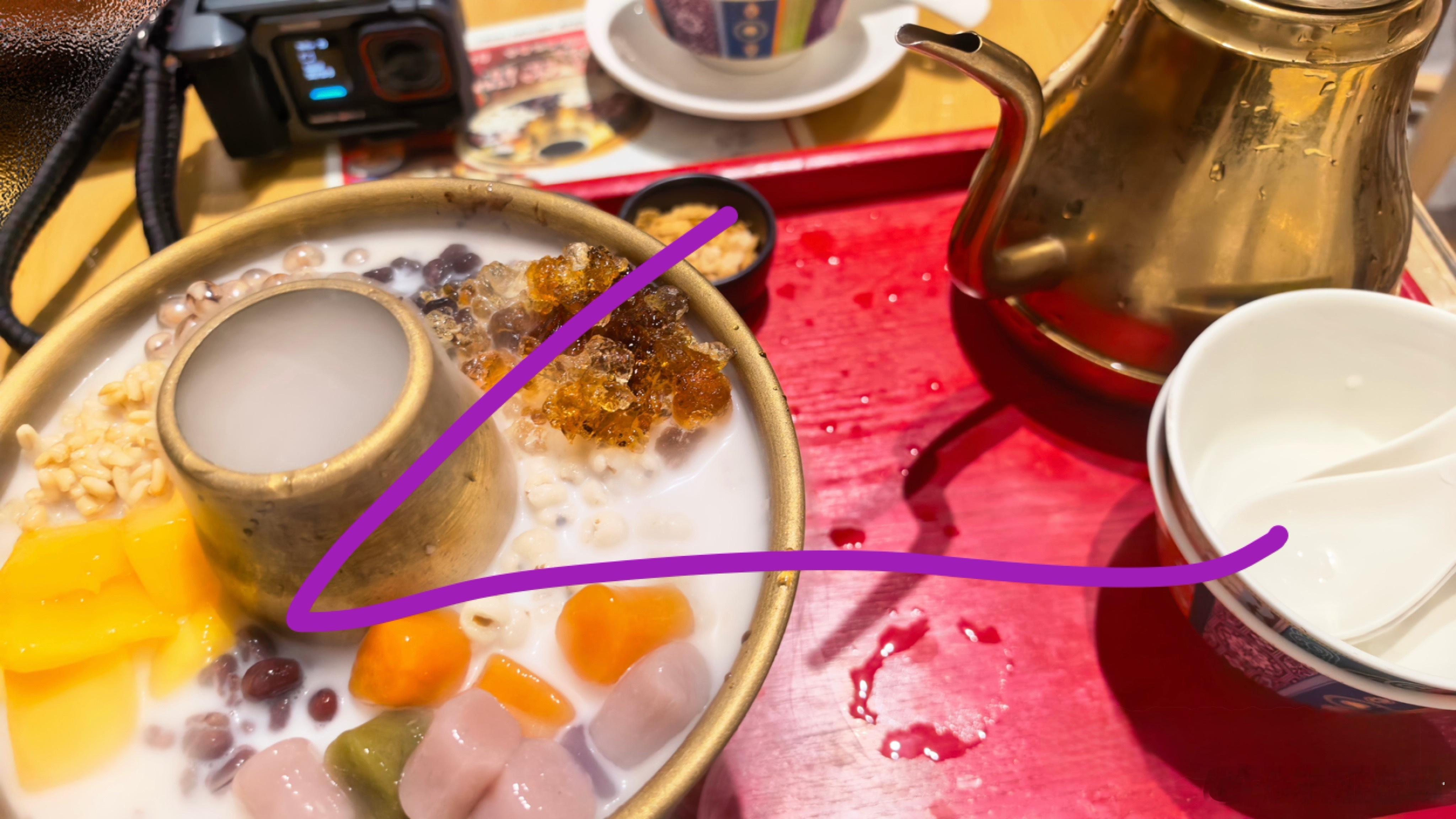 我家幺儿这张照片严格遵循近大远小三角构图的ins风拍照铁律同时经典的红黄配色