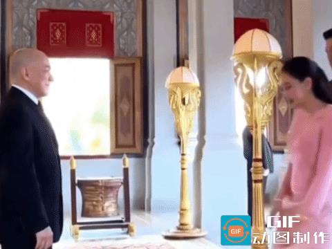 佩通坦拜会柬埔寨国王，细节流出，佩通坦停职仍然按照计划行程，丈夫陪伴，超低身参拜