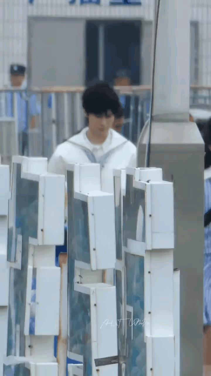 王楚然参加《跑男》剧透图，又美又飒，站在白鹿后面，白鹿娇俏可人，王楚然美丽大