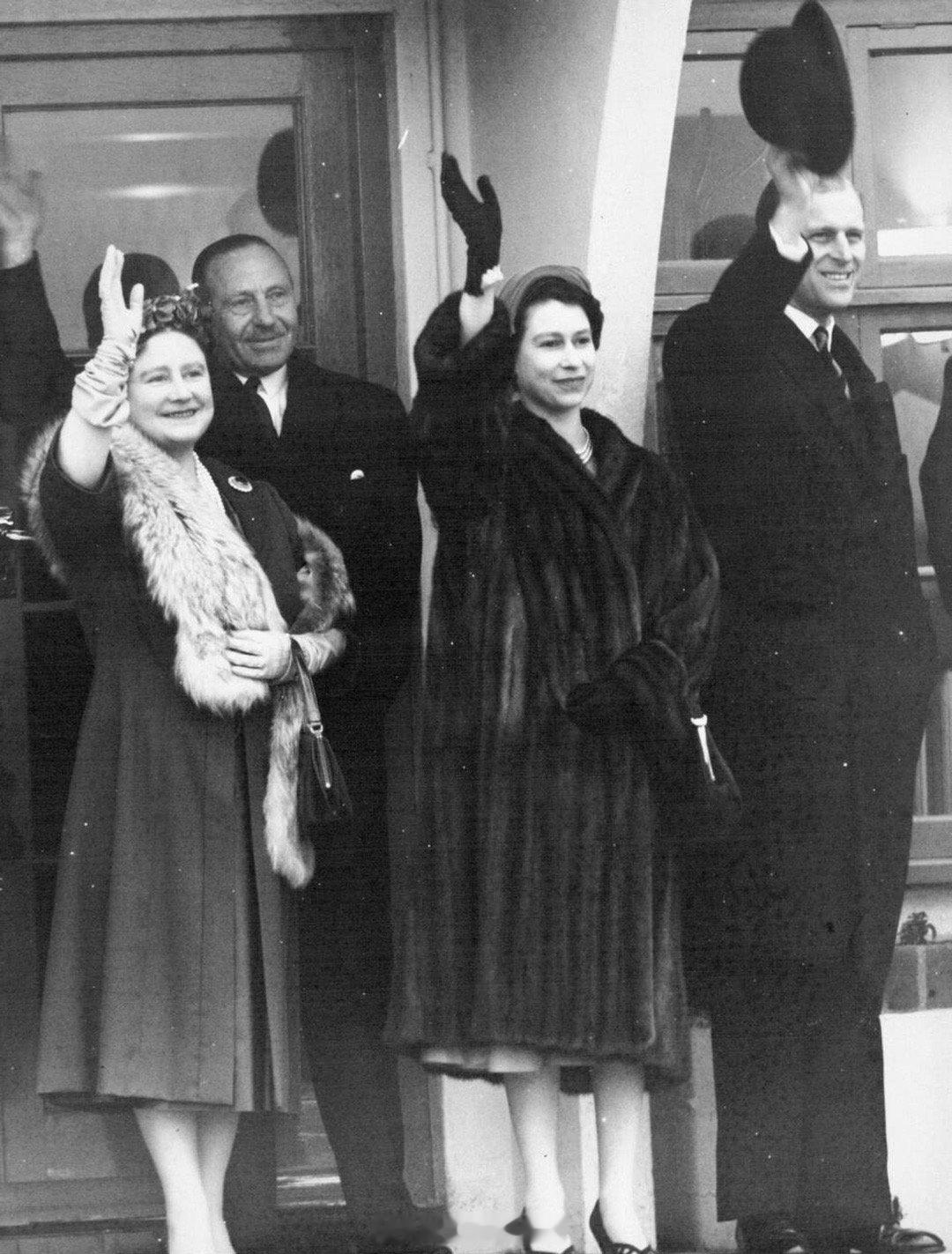 英国王室1955年1月31日，伊丽莎白王太后、伊丽莎白二世女王和爱丁堡公爵菲