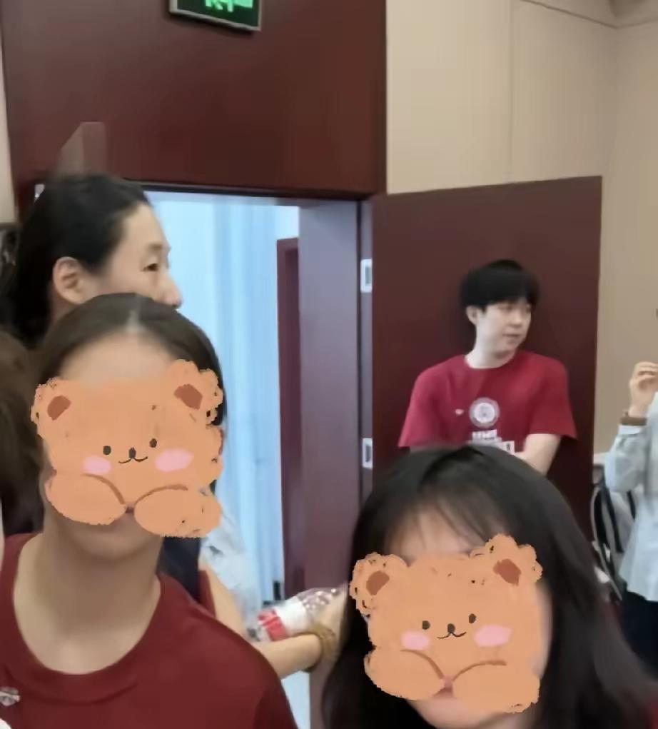 王楚钦那新同学是真机灵，随手一拍就有了合照。你看头头，老老实实地站在门口，