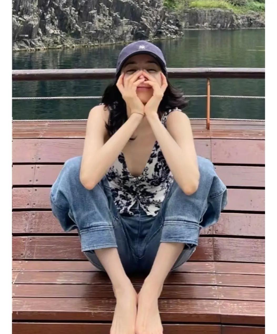迪丽热巴，这么大的脚趾头还要刻意露出来。