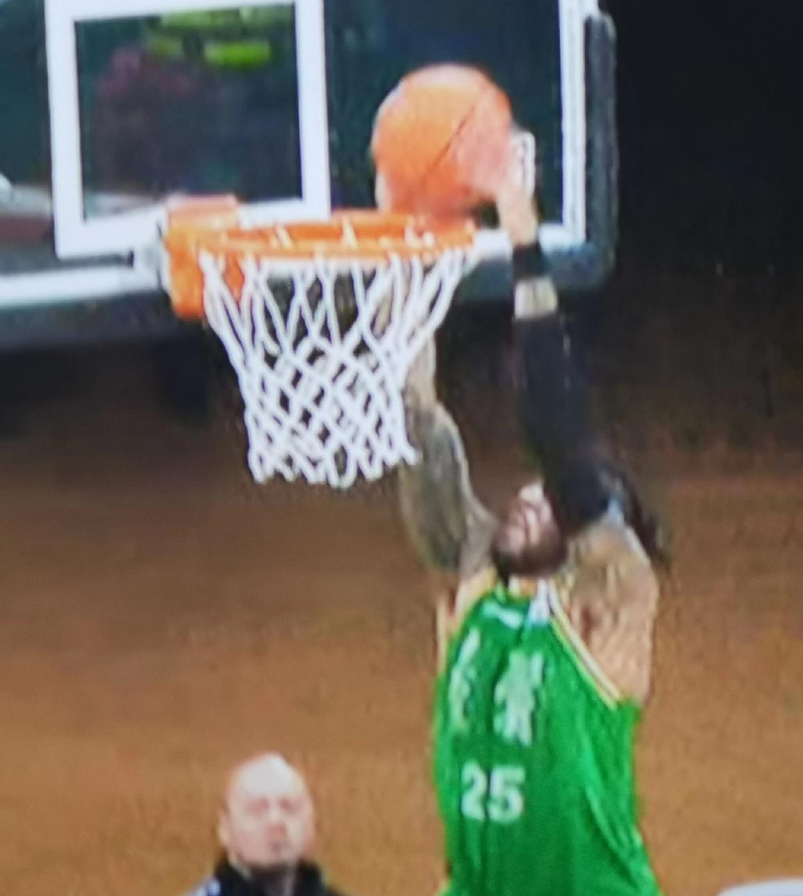 莫兰德扣篮挂筐五秒技犯不应该。辽宁对新疆第四节6分53秒和5分34秒，辽宁队先