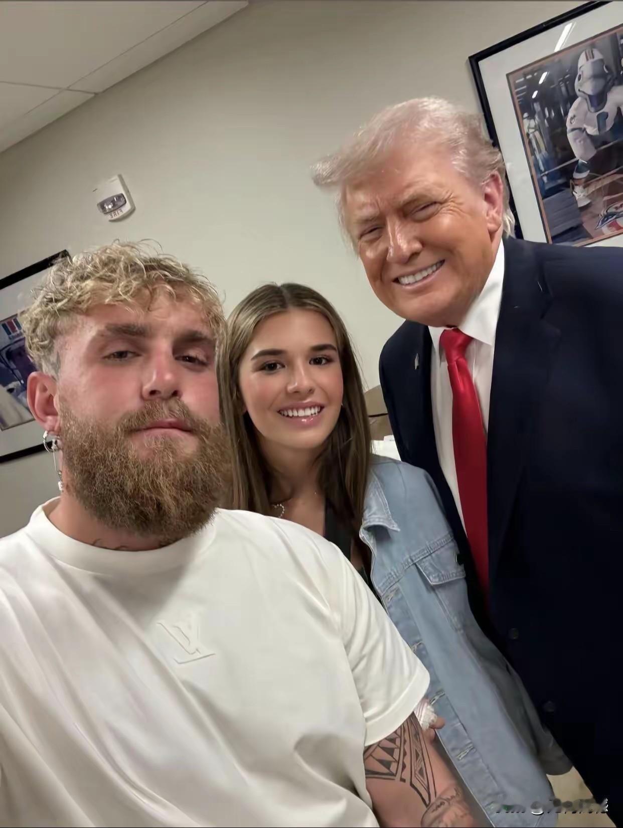 这个大胡子的人，纹着手臂，戴着耳环，一脸深沉，没有笑容，看起来也不像是一个善茬，