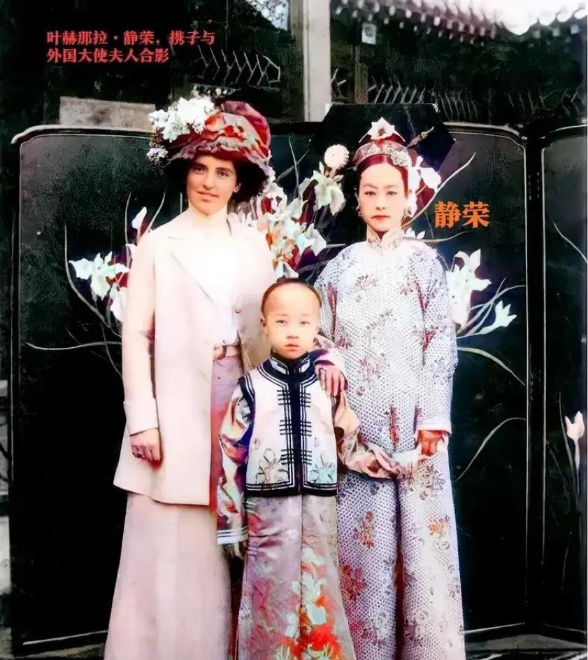 下图这位清朝贵妇，是慈禧太后侄女叶赫那拉·静荣，她与张兰家族的渊源，曾引发诸多猜