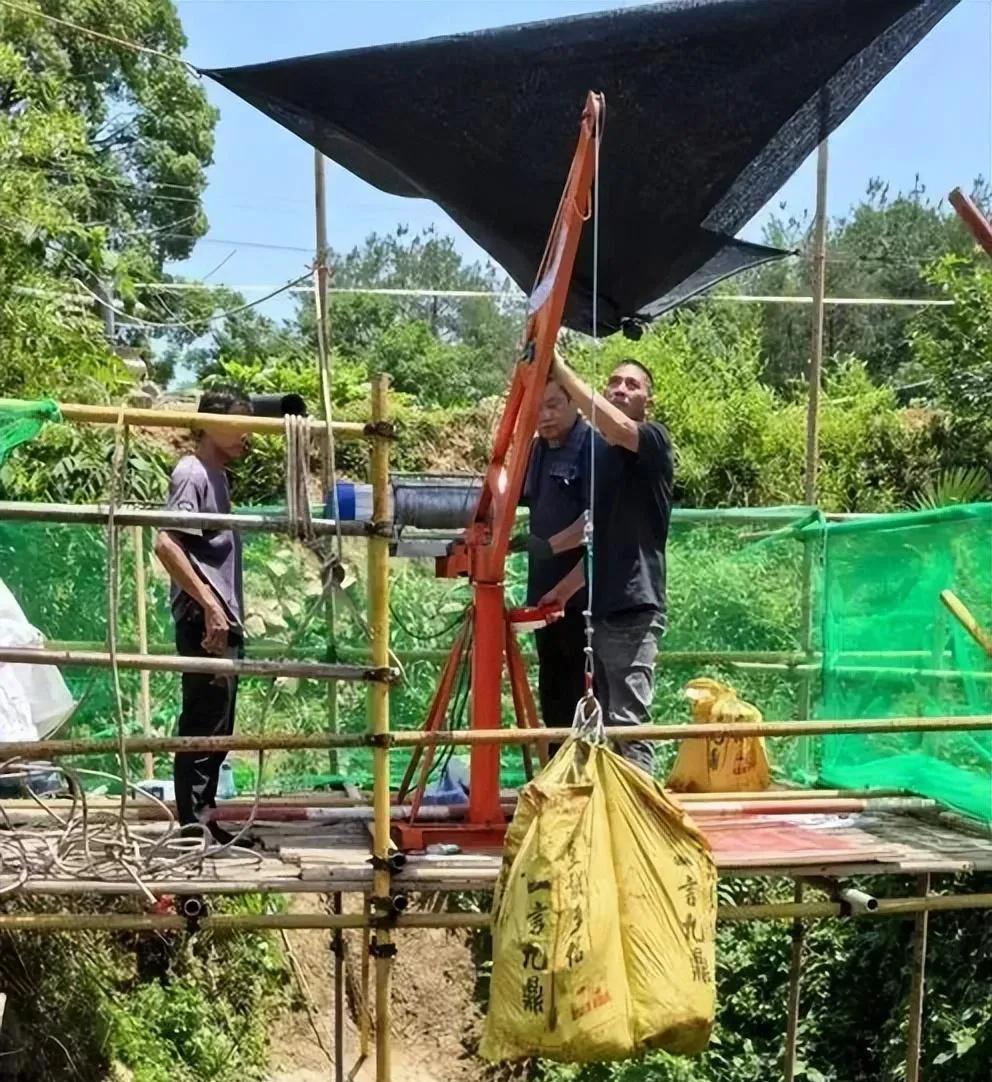 【张家界万年溶洞成“地下粪坑”，我们的地下水还安全吗？】七层楼高的垃圾堆在黑暗里