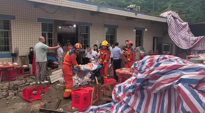 目前，当地正全力救治伤员并开展善后处置工作。据九派新闻，长宁县硐底镇政...