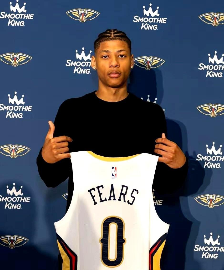 在开拓者坐穿板凳的8分钟，在鹈鹕能打成全明星。开拓者新秀小杨，整场西装笔挺。