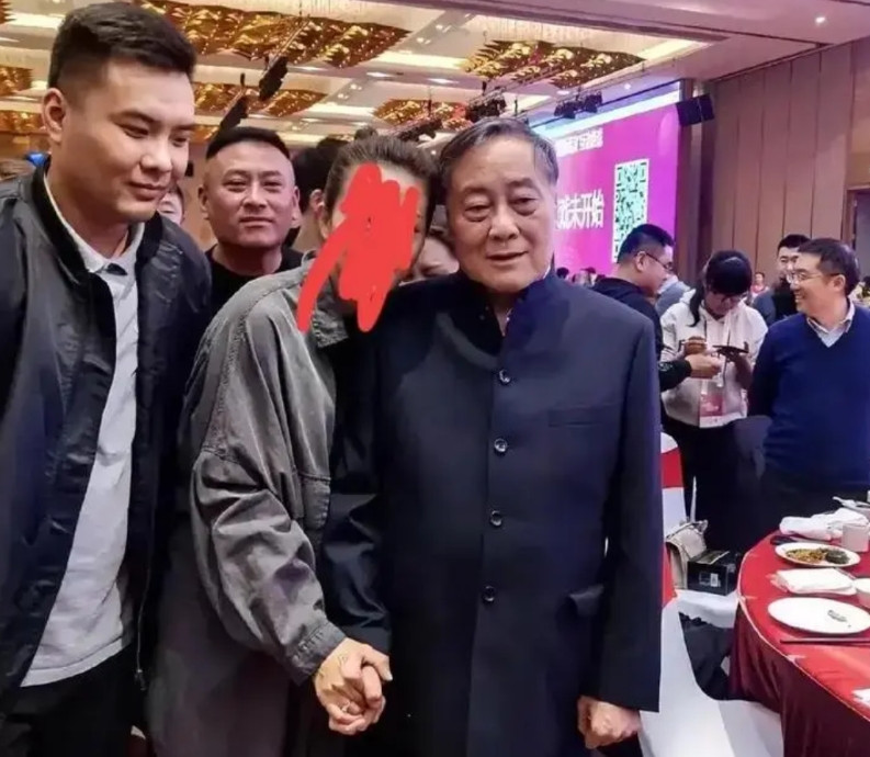 宗庆后身边从不缺少前呼后拥的女员工，下图都是公开照片，图一的年轻女员工在年会上主