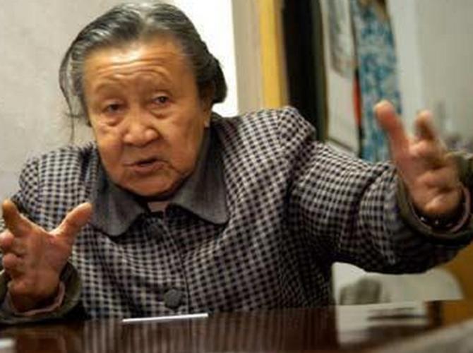 1937年南京，18岁怀着七个月身孕的李秀英，被日军拖进了地下室，上来就动手扯她