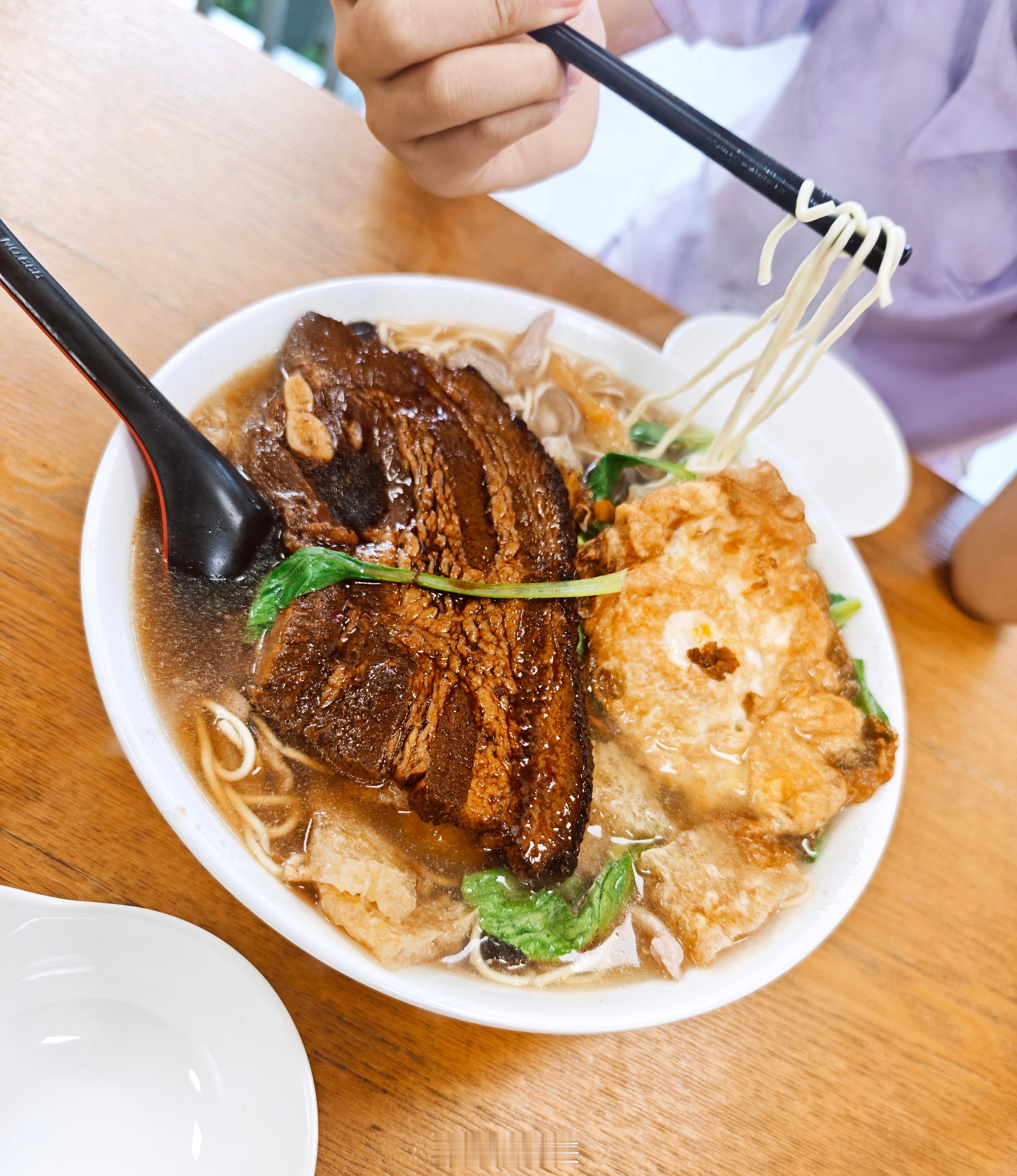 今日晚餐：皮肚三鲜面加大肉加煎蛋，我和女儿两人吃刚好，有一说一，小煮面做的好的面