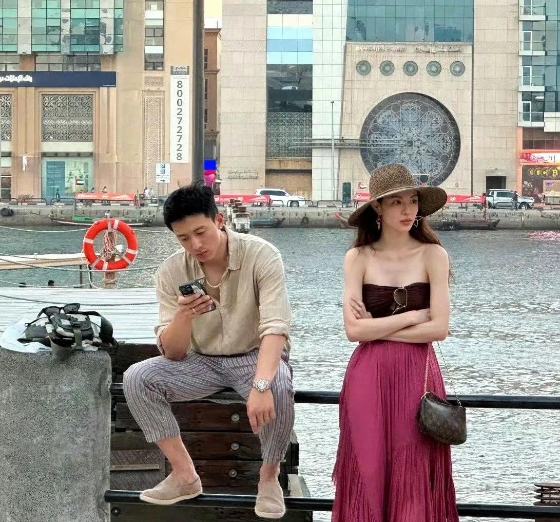 这个男生究竟是谁啊，只顾着自己看手机，把我们的大美女钟楚曦冷落在一旁，看样子钟楚