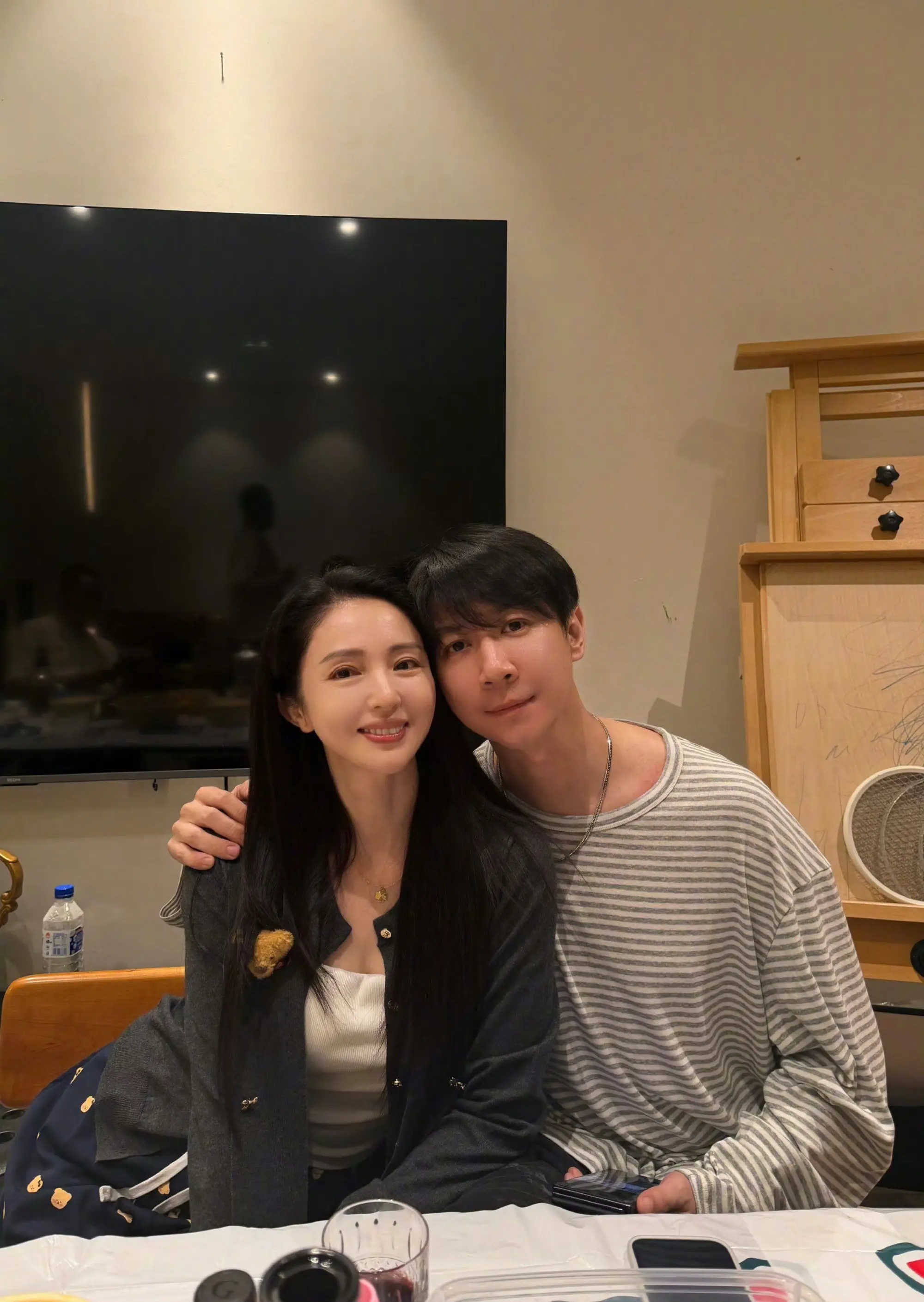 董璇晒阿那亚游玩素颜照。董璇夫妇跟佟丽娅、高露等人在阿那亚过节，一行人...