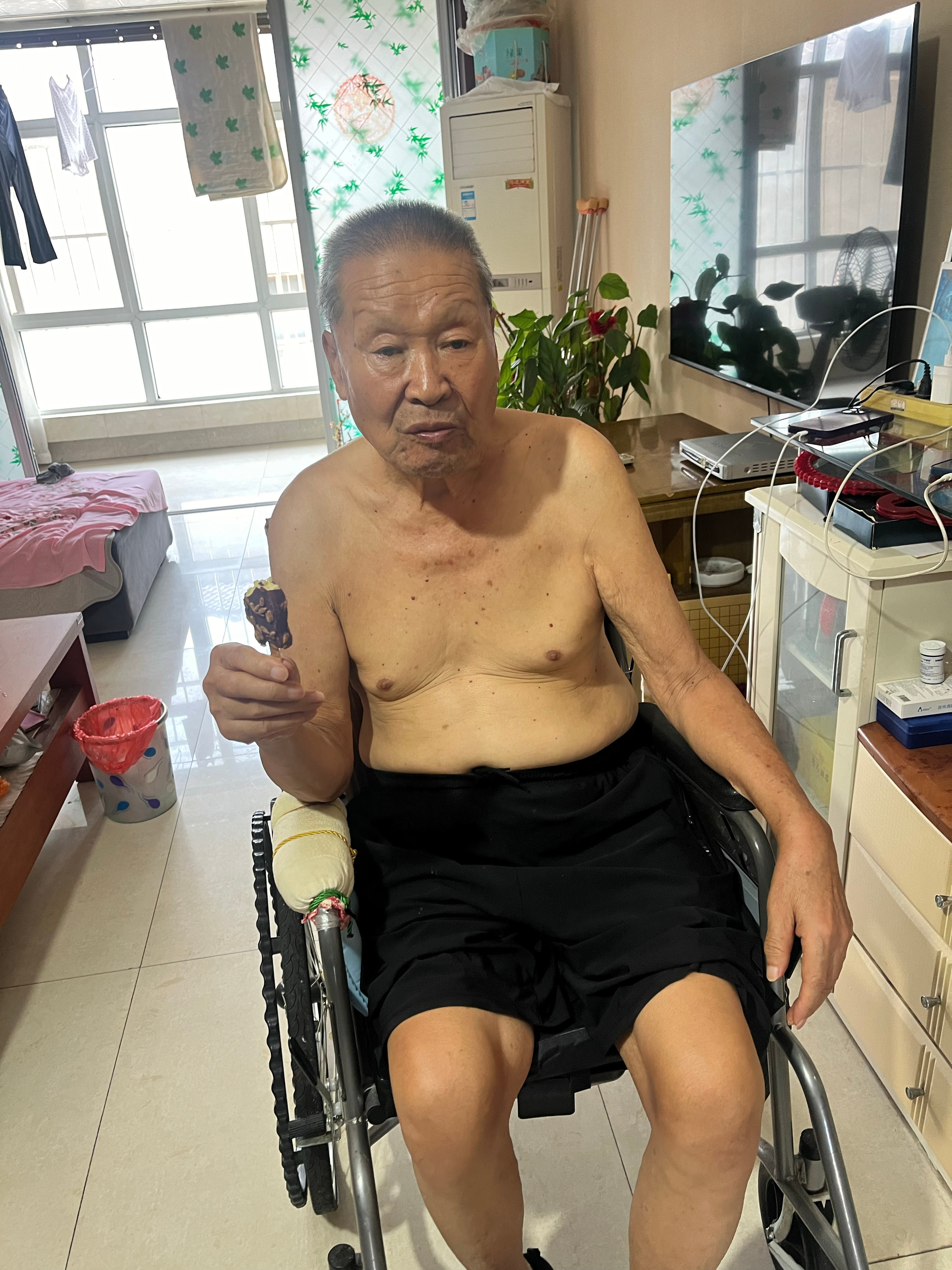 哥姐值班总感觉那么快就结束了，轮到我的时候就感觉那么漫长。昨天接班的大姐就到了，