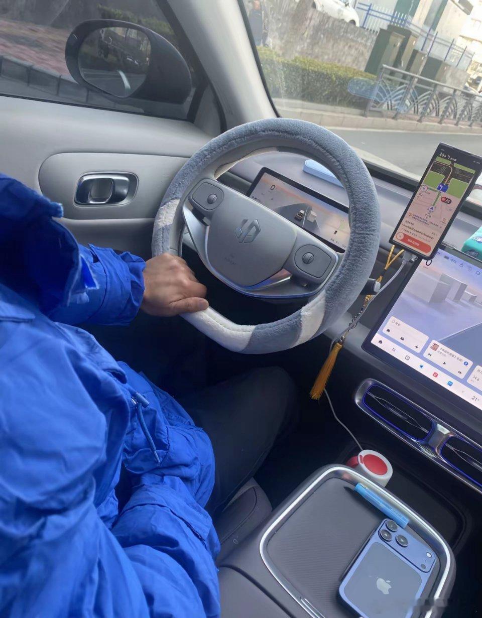 我真得吐槽下这个网约车司机，全程23公里的路，他右手就一直揣在兜里没拿出来过。这