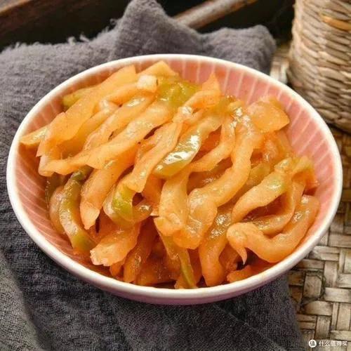 曾经是没钱才吃榨菜，现在是没钱吃榨菜。从三包一块五，到一包三块五，短短13年间竟