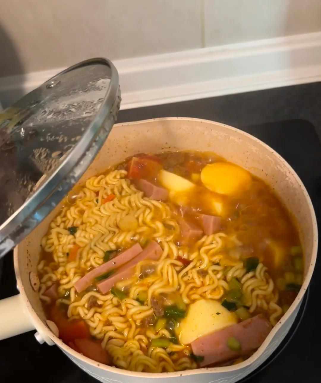 方便面里的“小康”，你看到了吗？看到苗京京写的方便面，我也馋了。索性今天不