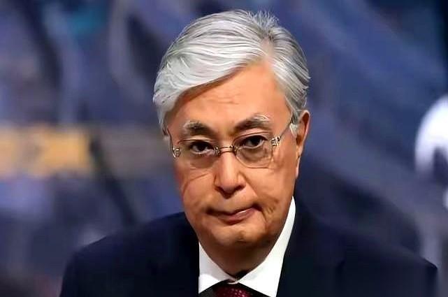 见过把自己往死里整的总统吗？哈萨克斯坦这位，算是开了眼了。前任费尽心机，退休了