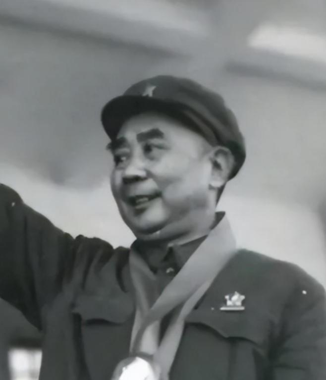 1970年12月17日凌晨，谭甫仁中将倒在自家卧室地板上。没人听见他喊，也没人看