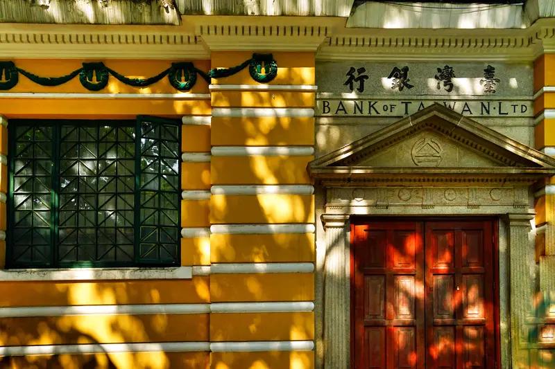 理科生，报考了金融专业，硕士学历，考进了银行他当初学的理科但是不喜欢工科，