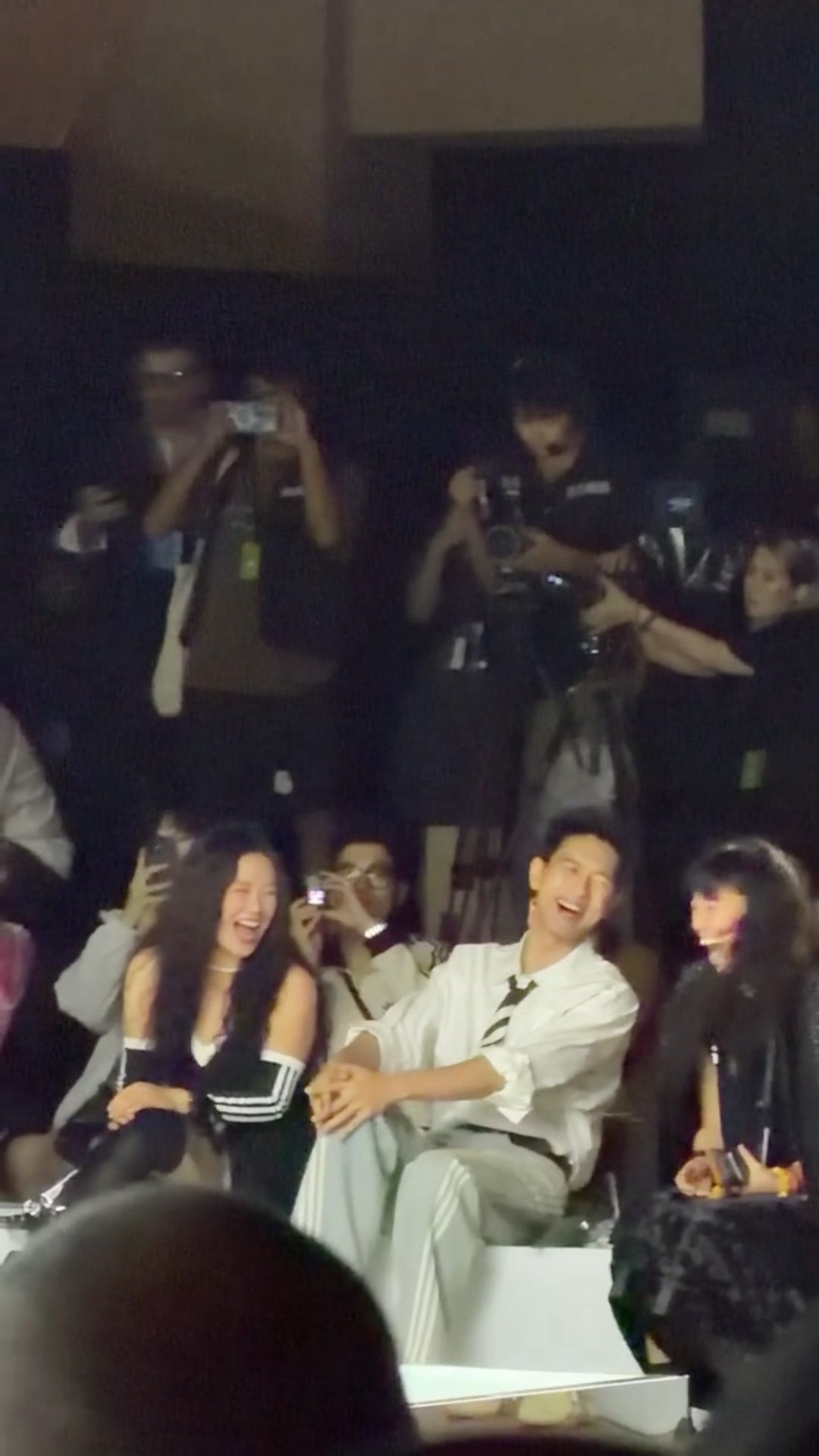 啊啊啊啊我看熟人装杯就李现马思纯这样：李现马思纯看王安宇走秀笑成啥了​​​