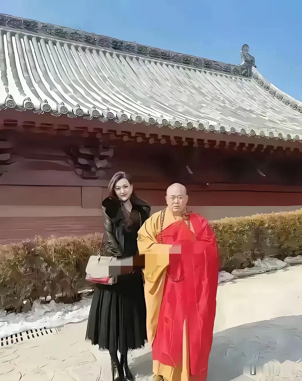 这就是一个彻头彻尾的假和尚，从他和这些年轻漂亮的女人的合影中，可以看得出他赤裸裸