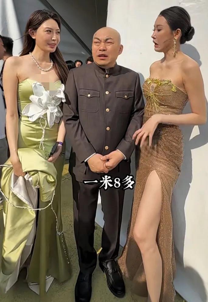 程野给师父赵本山长脸了，与两位美女同框，表情惊悚，三个细节曝光人品：别看程野