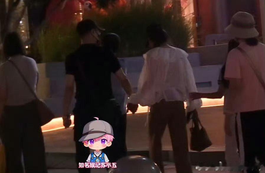 狗仔说汪峰和小19岁的女友森林北不但没分手，反而感情超好，并且在近期拍到他俩手牵