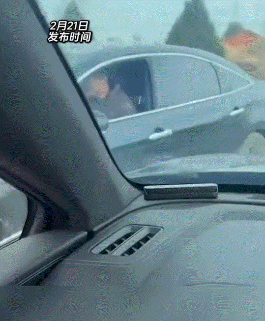 笑不活了，一舅舅驾车与外甥相遇，双方打过招呼后，外甥竟突然倒车堵住舅舅去路，随即