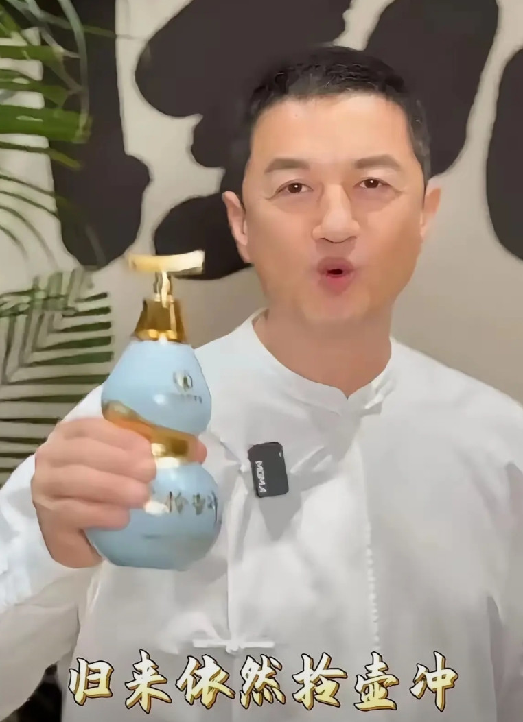 你可以质疑李亚鹏的事业也可以嘲讽李亚鹏的婚姻但是有一点，没人有这个资格，去指