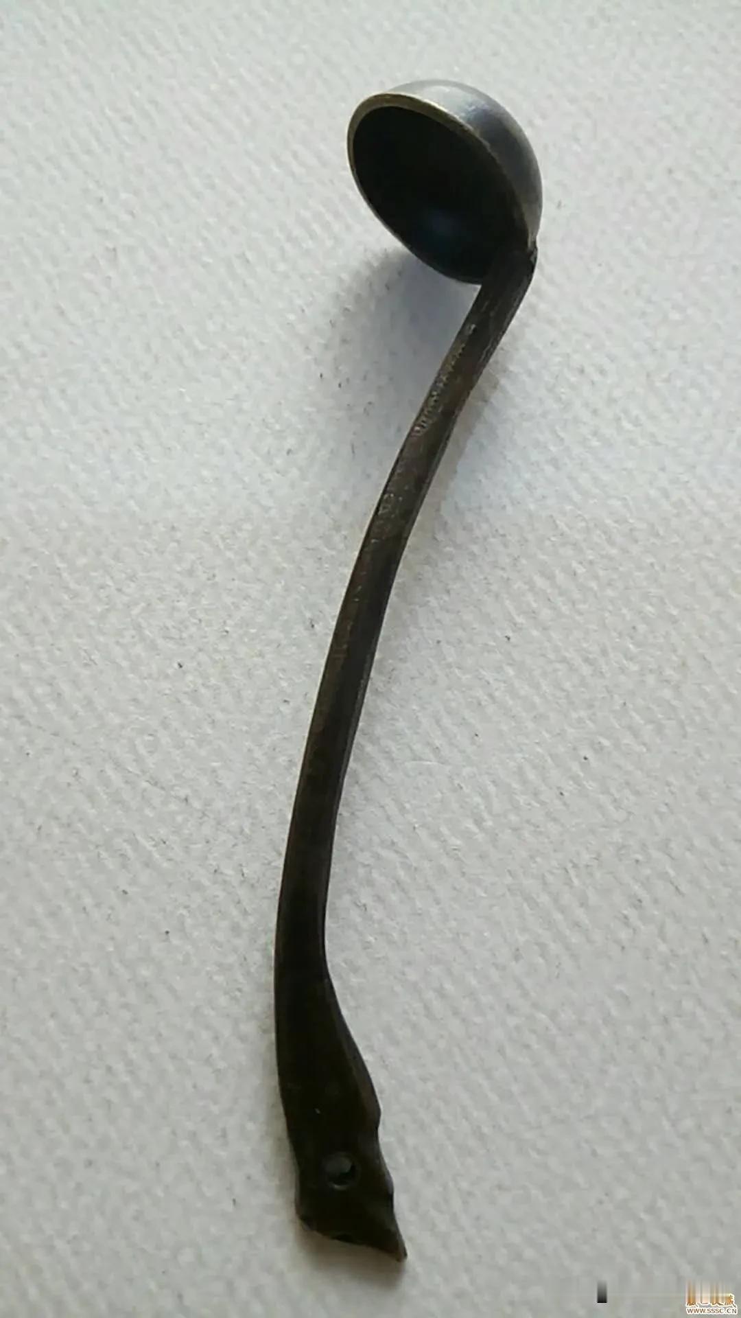 我这十年活得像个傻子一样。婚姻破裂，自己辞职以后，就一直是失业状态，所有的钱都