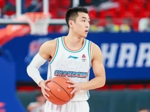 CBA最新消息：据昨天山东男篮对阵天津男篮比赛最后时刻，高诗岩保护后场篮板达成三