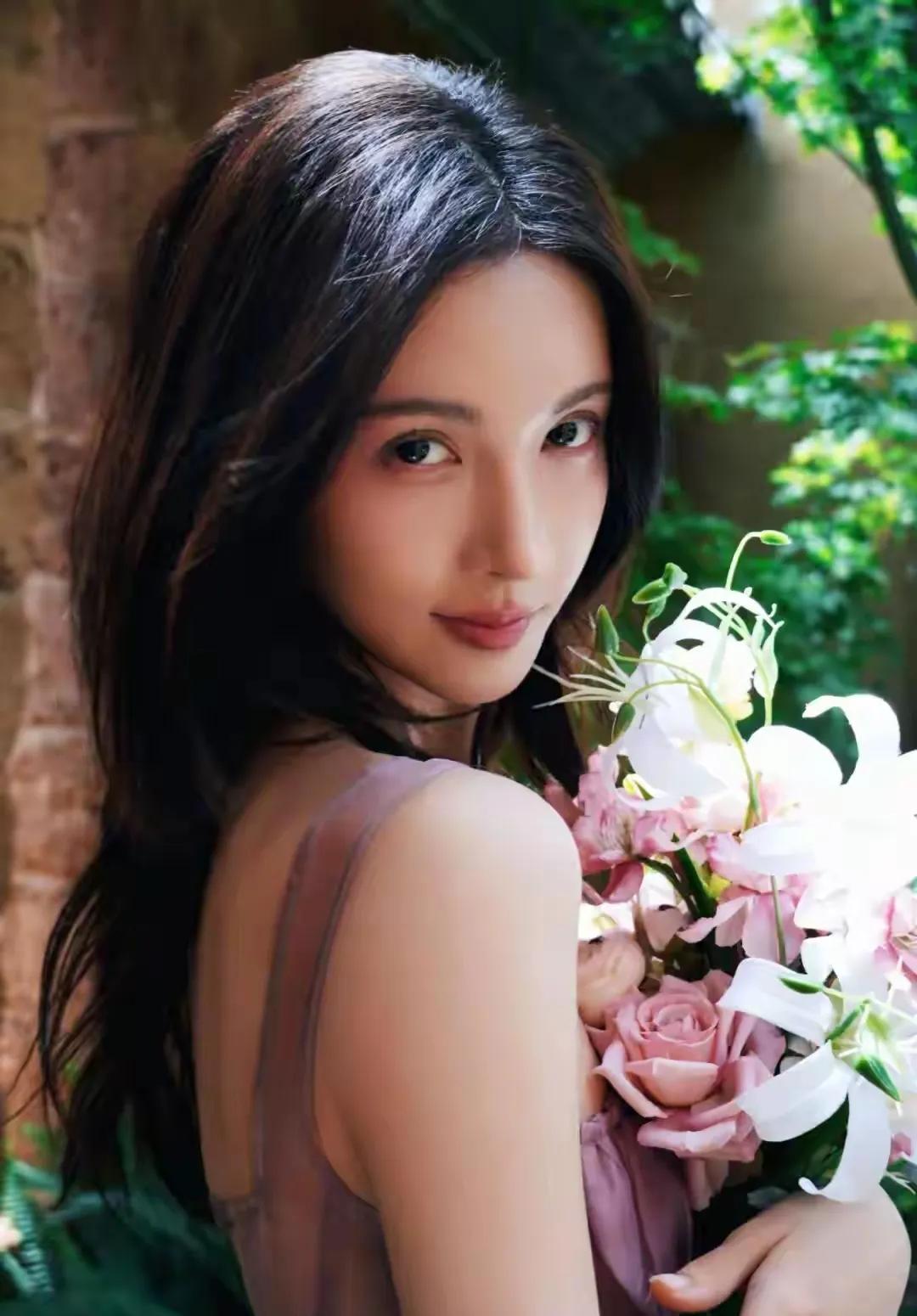 金晨的助理徐长青倒霉了金晨的车祸他需要来背先不说车祸的严重性，关键这锅背的沉