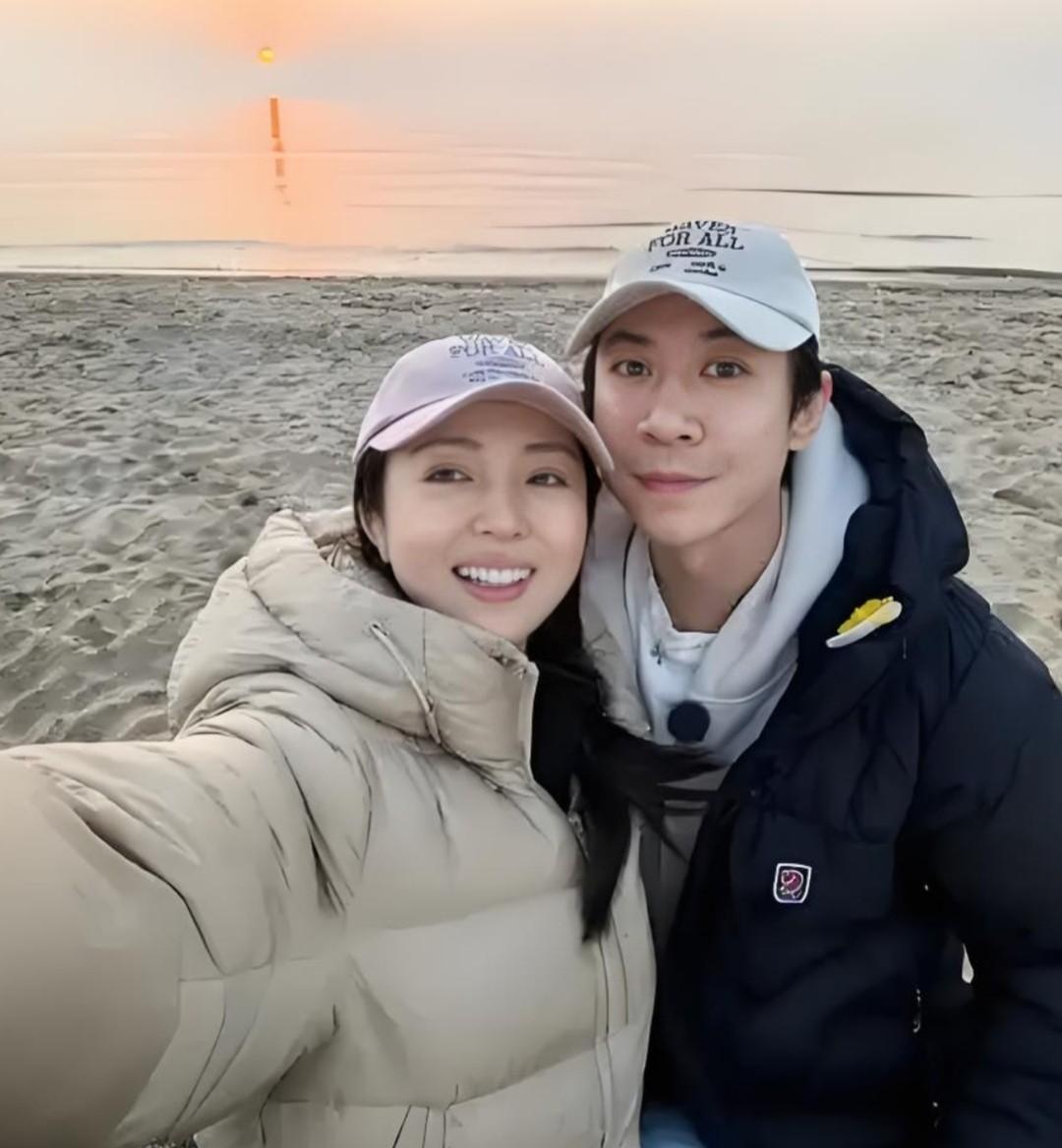 邪门了！如今看他俩越来越般配了，而且长得也越来越像了。看唐国强问董璇，你