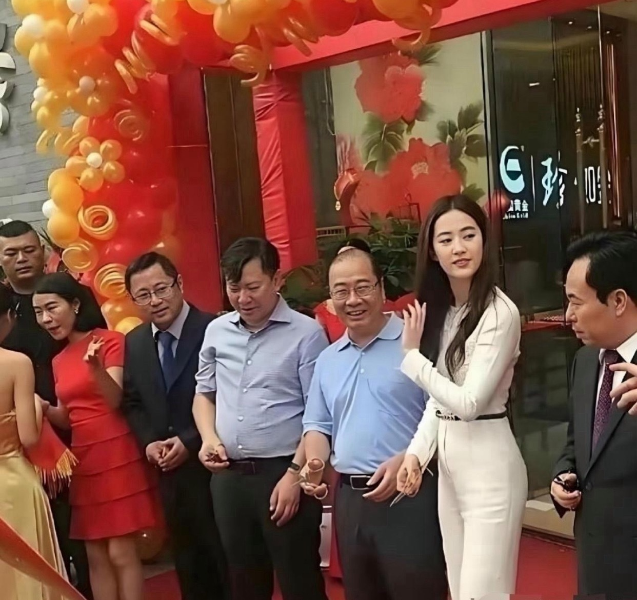 刘亦菲这是线上线下两幅面孔吗？？​​​