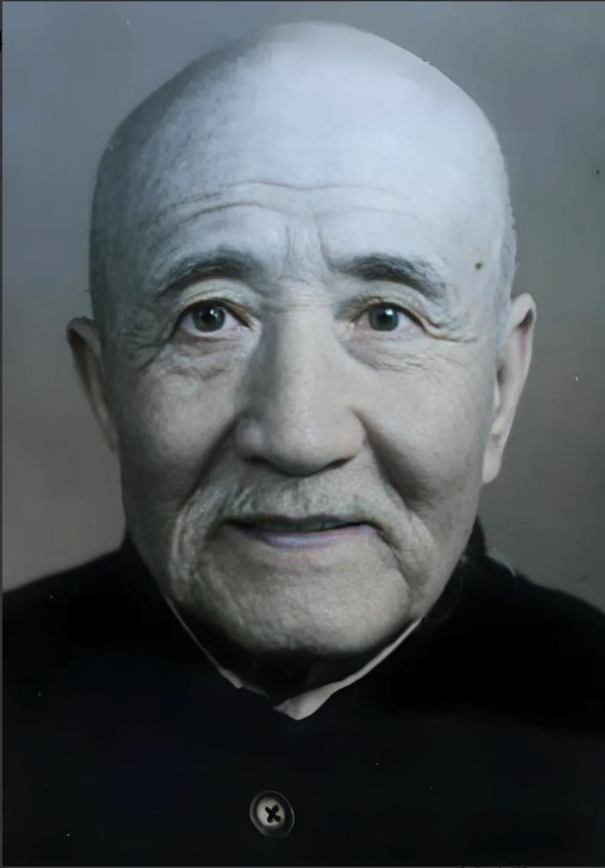 1942年，辛树声被捕，小鬼子抓了他爷爷，逼迫他投降。为了爷爷，辛树声交代了一份