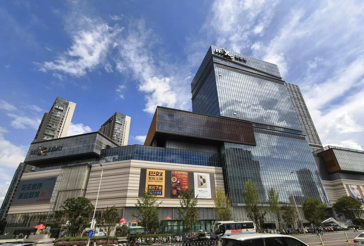 昆明已建成的商业综合体还是挺多的，设施和装修也越来越高档了，只是客流量不是很大。